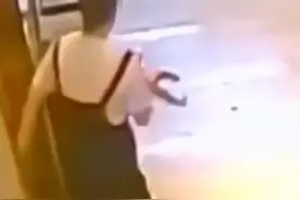 网传女子电梯内分娩将婴儿丢垃圾桶，最新消息！图片