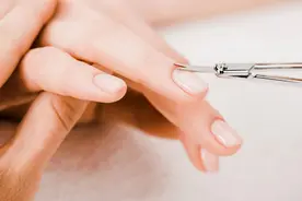 指甲月牙少、有竖纹、长白点，是身体病了吗？图片