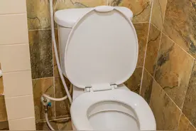 马桶垫根本不用花钱买，一件旧衣服能做好几个，保暖还省钱，学学图片