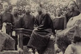 真实的晚清老照片，秀女站成一排等皇帝挑选，衣着朴素长相普通图片