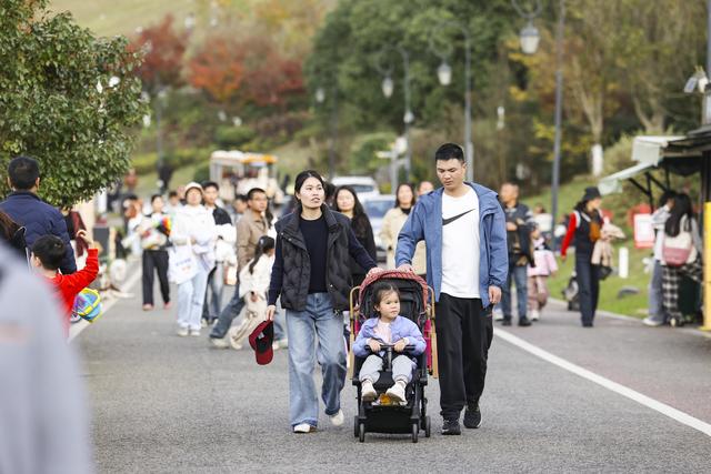 【图集】冬日暖阳 月亮湖公园里游客多