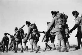 每人带几百发子弹，还依山固守，为何却被打得溃不成军？图片