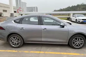 色差真大，肉眼可见！比亚迪“时光灰”4S店补漆前后对比图片