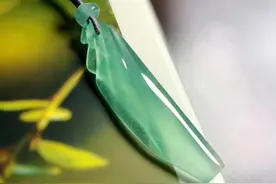 随形翡翠是边角料，压根不值钱？殊不知它的价值在于不可复制图片