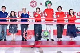 保护大熊猫，大宝牵小宝图片