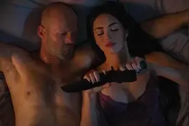 雄性荷尔蒙拉满的意思就是不用思考，抱摔美女，抹敌人脖子就够了图片