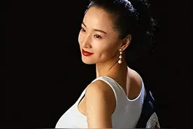 她曾迷倒过张艺谋，也曾将马景涛伤到心碎，如今60岁却仍孤身一人图片