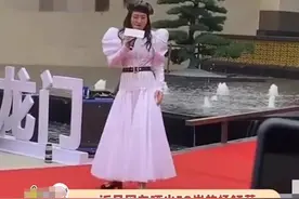 50岁杨钰莹现身县城商演！与观众互动无人理，因美颜过度被指嘴歪图片