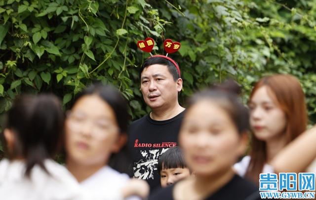 黔灵山公园又“人从众”
