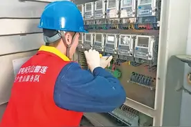 乌鲁木齐有序开展电能表更换工作 新版电能表无需插卡可线上购电图片