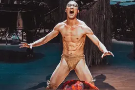 越玩越大！杨丽萍舞蹈增加“阴阳双修”画面，男舞者丁字裤太夸张图片