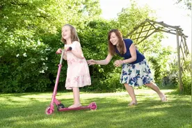 教宝宝骑滑板车时说的英文，握把、蹬地、向前看怎么说？图片