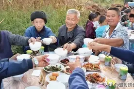北京男子赴婚宴，随5000块开席却“不敢伸手”，结局令人哭笑不得图片