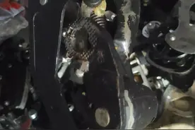 拿山地车通勤健身的尽量安装后拨保护器图片