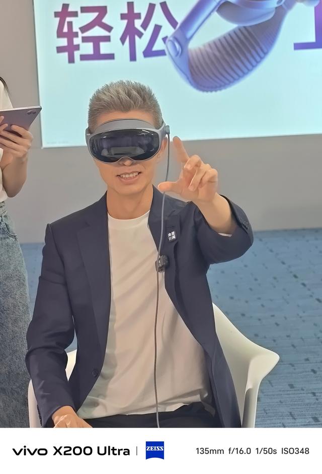 央视朱广权提前体验vivo Vision头显，双指捏合“轻松上头”