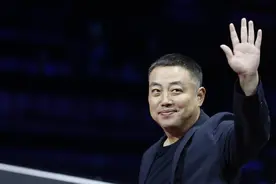 刘国梁逗比的一面！面对礼仪小姐表情夸张接奖杯，网友：有点猥琐图片
