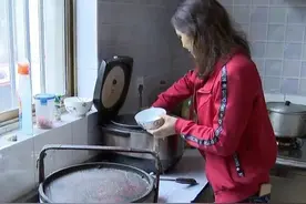 丈夫照顾瘫痪妻子，五年的行动诠释成一句话：爱浓于血！图片