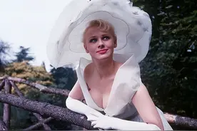 英国梦露：因金发大胸被追捧，裸照被印在扑克牌上，却悲惨死去图片