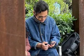 男人上了年纪，多穿这5种减龄色，高级有格调，谁见了都夸年轻图片
