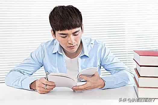 情感故事：45岁男人出轨美貌秘书，拿到离婚证时却哭得像个孩子