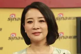 陈小艺一家三口同框！23岁儿子五官精致赛男星，老公坐轮椅超心酸图片