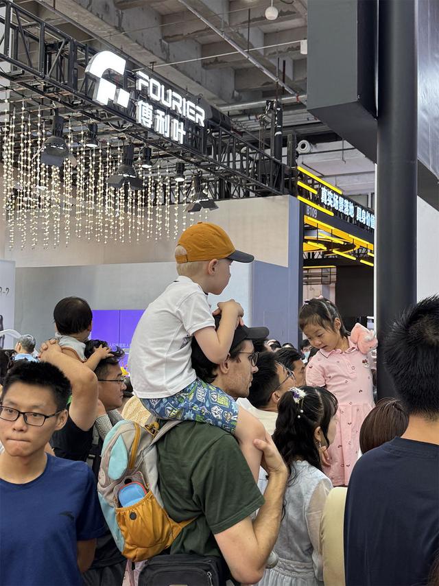 世界机器人大会观察｜挤不进去展台，人形机器人集体比拼"卷"活干