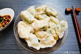 煮冻饺子，不可开水下锅，教你3个技巧，鲜嫩爽滑筋道，还不破皮图片