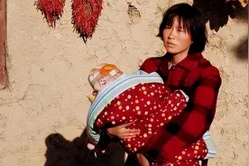 贵州女子被绑到深山嫁人，30年后儿子考上大学，她连夜冲出村外图片