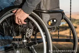 【医学小常识】偏瘫患者如何进行床椅间的转移？图片