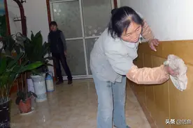 男子为了亲生儿子，请前妻当了三年保姆，前妻悄悄卖了他的房子图片