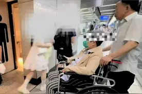 情侣520占用地铁无障碍卫生间，媒体评：公共资源不是爱情保鲜剂图片