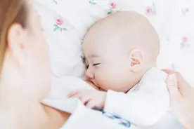 母乳喂养需要喂水吗？这个误区不要犯图片