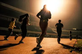 47岁杭州男子，每天坚持夜跑5公里，一年后，他得到了什么？图片