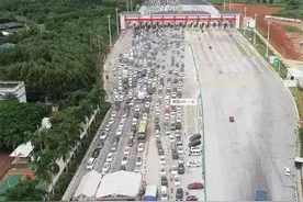 合浦高速出口进城车流行进缓慢！北海公安交警紧急应对疏堵保畅护安全｜国庆安全行图片