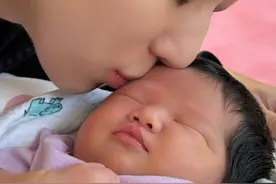 钟嘉欣三胎产女！嫁大13岁富豪老公，二胎在水中顺产18个小时图片