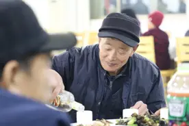 年过60，要戒白酒？行家：牢记“四不喝”，小酌几杯也无妨图片