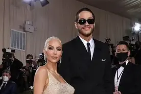 梦露的礼服果然被卡戴珊撑坏了！布料扯坏、珠子脱落，被网友骂翻图片