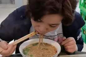 邓亚萍现身街边饭馆就餐，只点一碗素面大口吃，不戴口罩没人认出图片