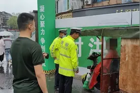 注意：电动三轮车违法上路将被扣查图片