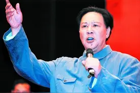 1989年古月受邀参加国宴，上将杨白冰向他敬礼，吓得他连忙站起来图片