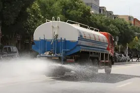 洒水车上的音乐，为什么总是那几首？下雨天也洒水有什么用？图片