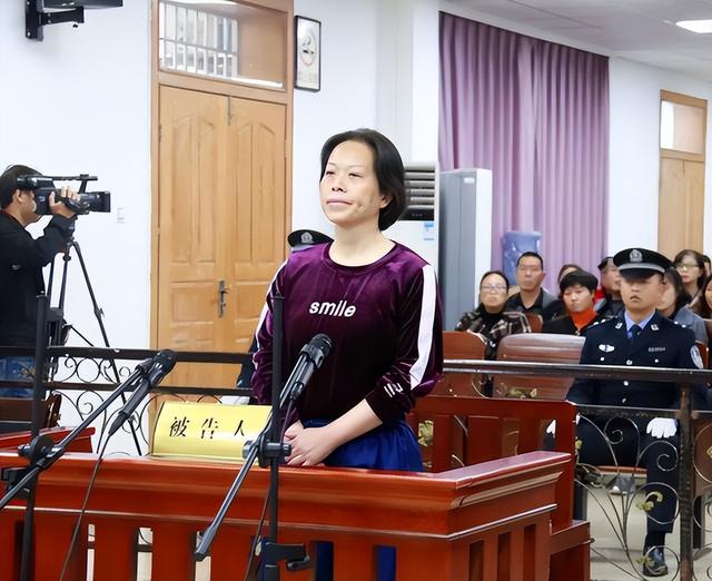 女局长贪财好色:3年敛财数百万,爱喝茅台,沉迷男色,被判5年半_第1张