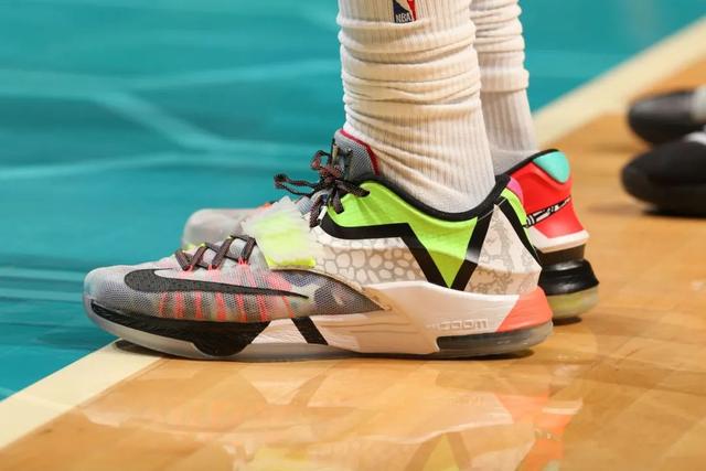 凯文杜兰特nba赛场上脚nikekd系列篮球鞋第一季合集!easy money