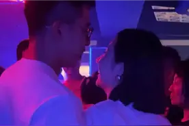 总裁夫人被疑已离婚！深夜与年轻男子约会亲密搂腰，丈夫调任海外图片