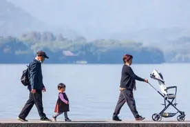给钱生孩子，你愿意生吗？ 来听听中国人口史专家葛剑雄和8位市民的观点图片