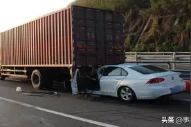 停车被追尾，前车也担责！图片