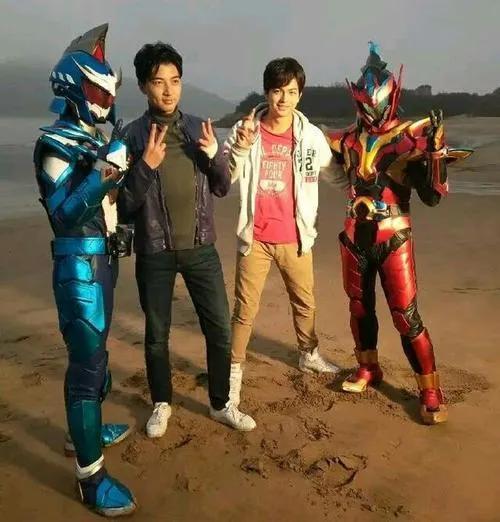 铠甲勇士中红色召唤人，都是掌控火焰的铠甲？