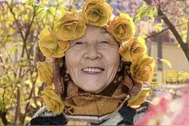 治愈又美好！#女孩用银杏叶给奶奶做玫瑰花头套图片