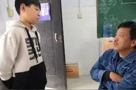 90后小个子老师训话00后高个子学生时，气势虽足，画风却有点奇特图片