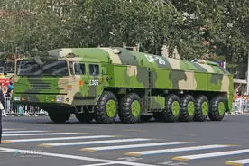 解放军敢亮剑，东风17实弹现身，里根号撤离，南海容不得美军撒野图片